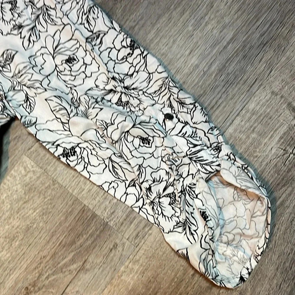 Emily Daniels white black pullover vneck quarter button blouse - Picture 7 of 8